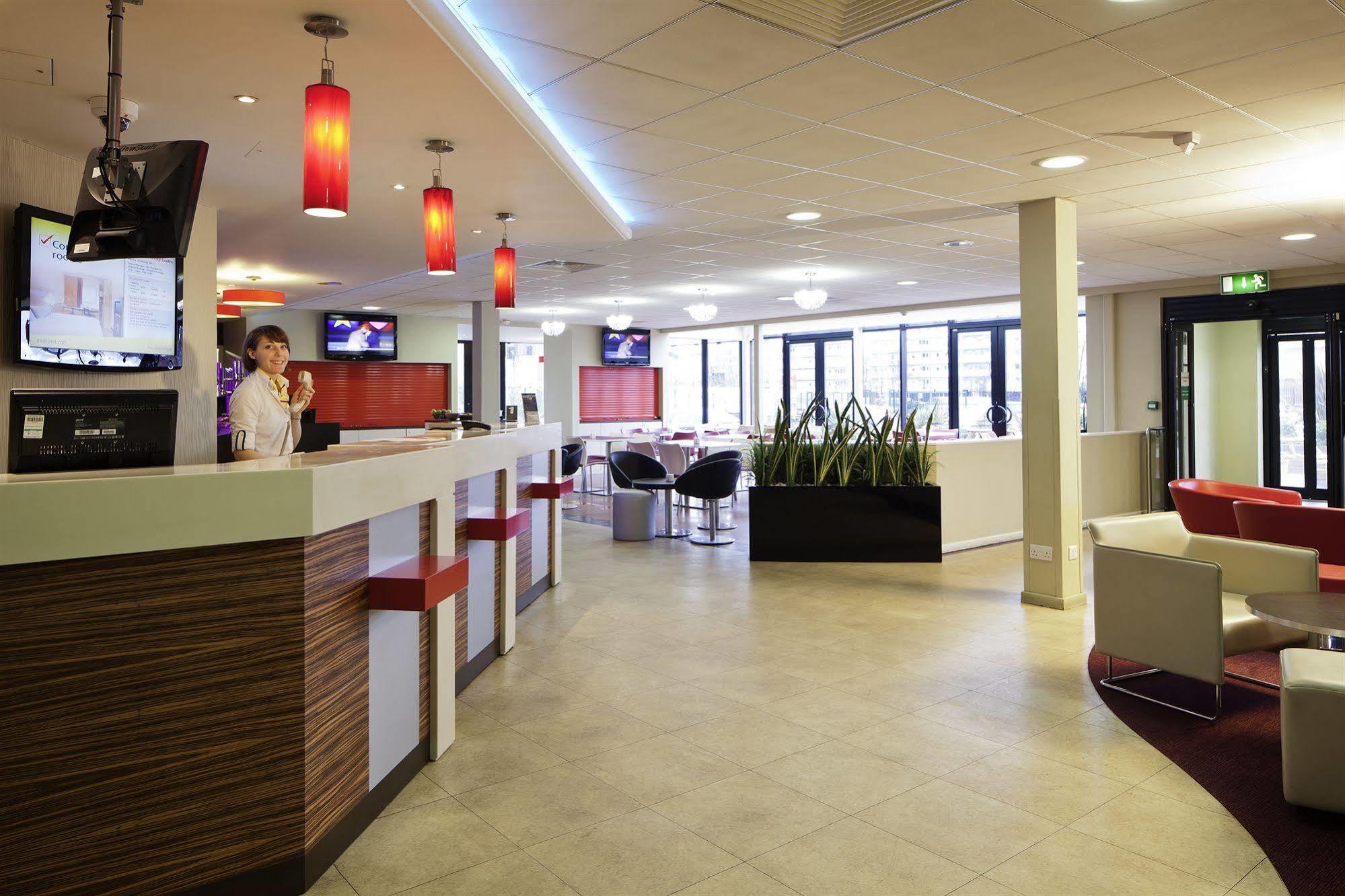 Hotel Ibis Centre Dock - One